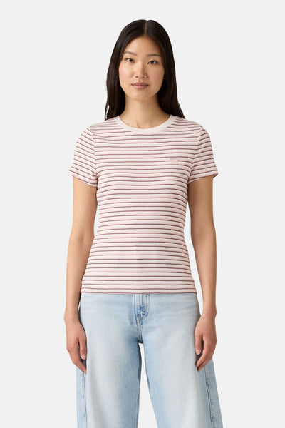 Multikleurig T-shirt met korte mouwen van Levi's®, fijne horizontale strepen, gedragen met een lichtblauwe jeans.
