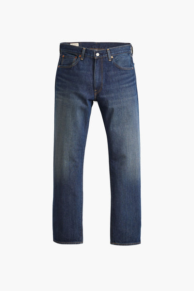 Jeans droit en denim bleu moyen de Levi's®, avec une décoloration subtile sur les cuisses.