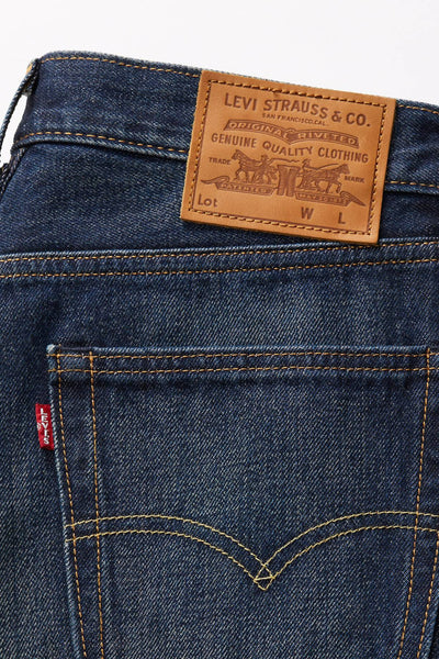 Rechte blauwe denim jeans van Levi's® met leren etiket op het achterzakje.