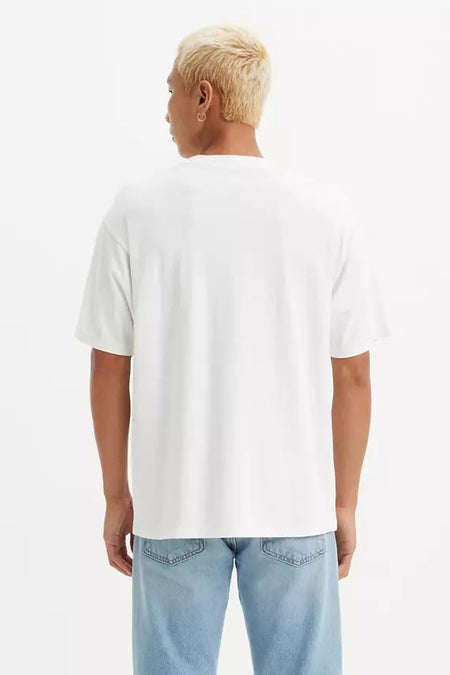Wit T-shirt met korte mouwen van Levi's, gedragen met een lichtblauwe jeans, achtergezicht.