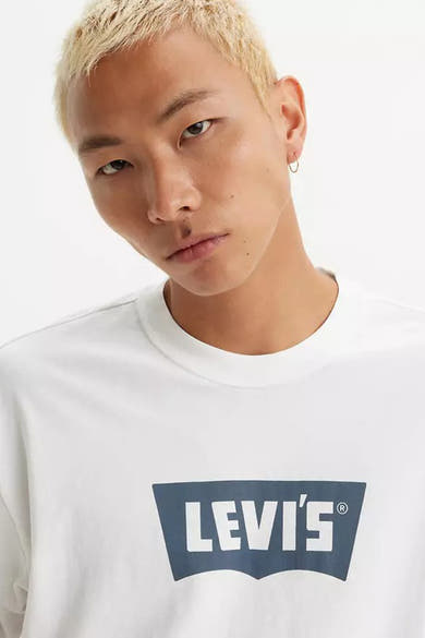Wit T-shirt met korte mouwen van Levi's, gedragen door een man met blond haar en een oorbel.
