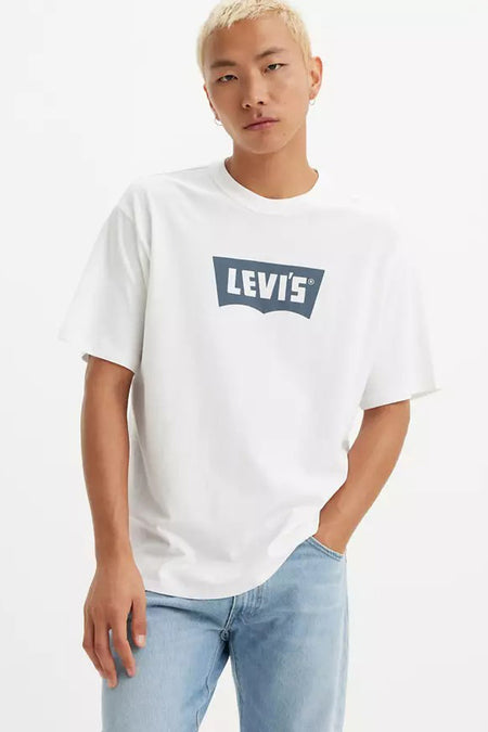 Wit T-shirt met korte mouwen van Levi's, met opdruk van het logo op de voorkant, gedragen met een casual spijkerbroek.