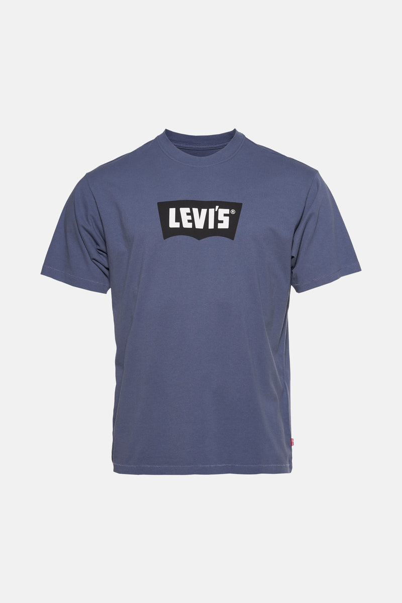 Blauwe korte mouw T-shirt van Levi's® met een zwart-wit rechthoekig logo op de voorzijde.