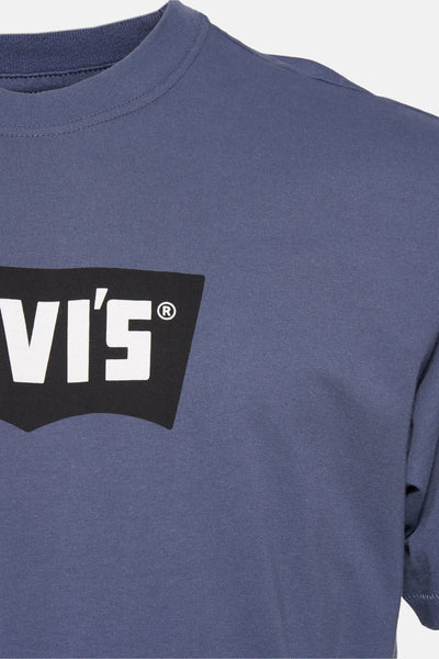 Blauwe korte mouw T-shirt van Levi's met een logo op het voorste en een gladde textuur.