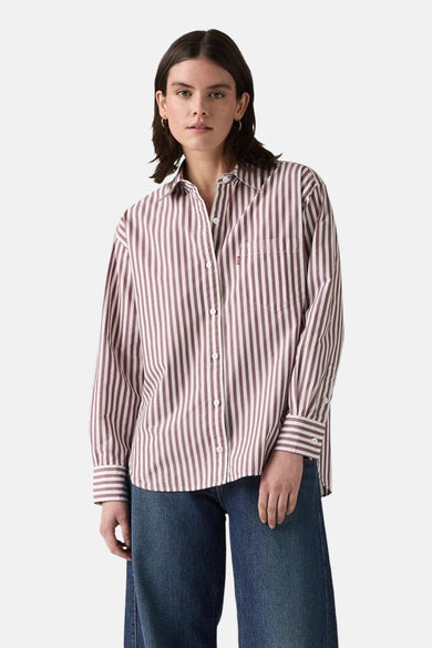 Roze gestreept overhemd van Levi's, met borstzak en lange mouwen, gedragen met een wijde blauwe jeans.