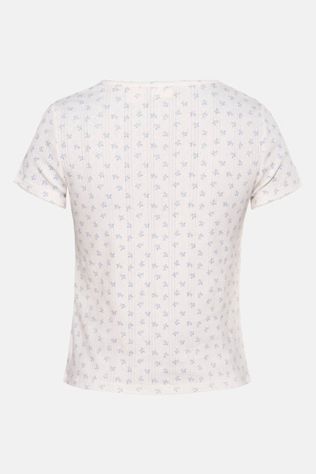 T-shirt blanc à manches courtes de Levi's, avec motif floral bleu clair et texture côtelée.