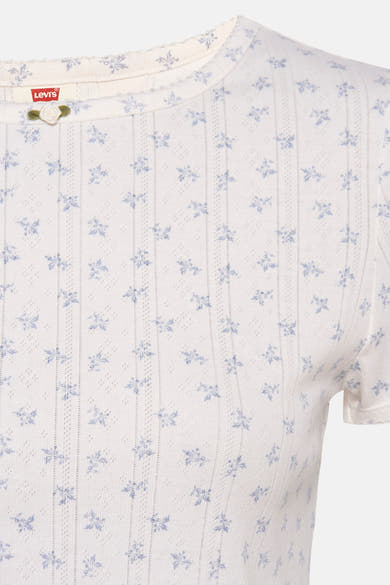 T-shirt à manches courtes blanc de Levi's, avec motif floral bleu et détail de rose décorative.