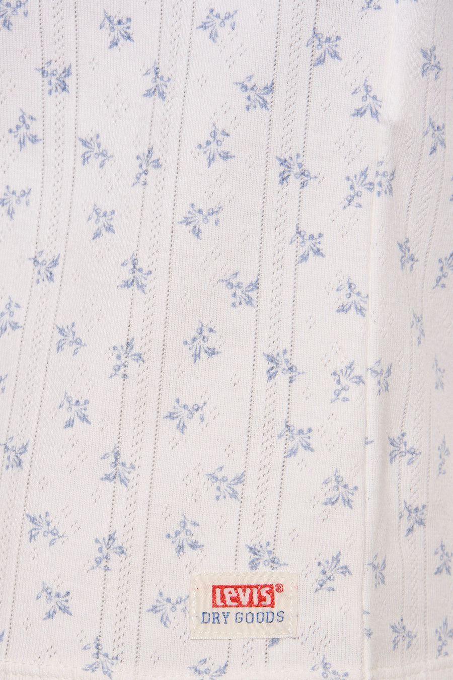T-shirt blanc à fleurs de Levi's, à rayures verticales perforées et étiquette de marque.
