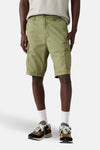 Short cargo vert par Levi's, porté avec un t-shirt gris et des baskets multicolores.