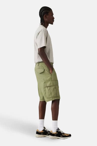Short cargo vert de Levi's, porté avec un t-shirt gris et des baskets multicolores.