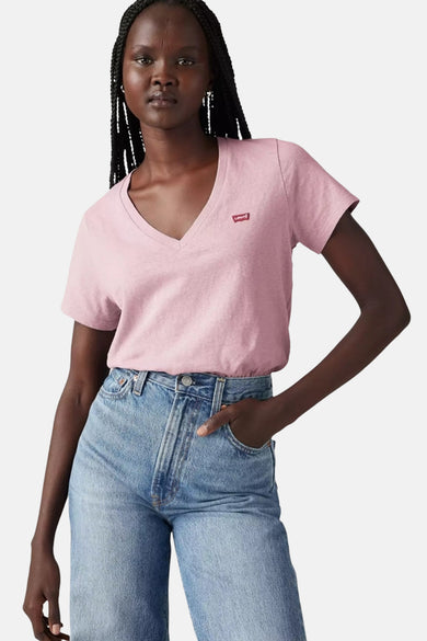 T-shirt rose à col en V de Levi's, porté avec un jean bleu taille haute.