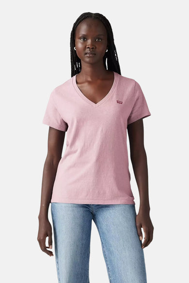 T-shirt rose à manches courtes de Levi's, porté avec un jean bleu clair.