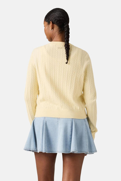 Geel vest met kabelpatroon van Levi's®, gedragen met een geplooide spijkerrok, van achteren gezien.