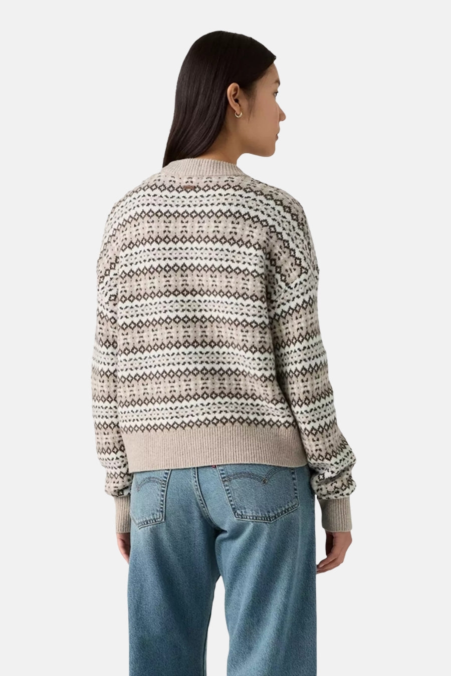 Pull à col rond multicolore de Levi's® avec motif jacquard et porté avec un jean bleu classique.
