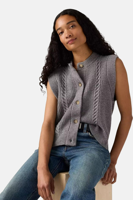 Grijze mouwloze top met knopen, van Levi's®, in kabelsteek met een blauwe jeans.