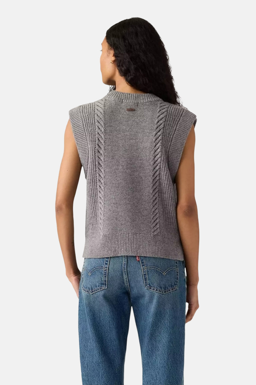 Grijze gebreide tanktop van Levi's® met een kabelpatroon op de rug, gedragen met een blauwe jeans.