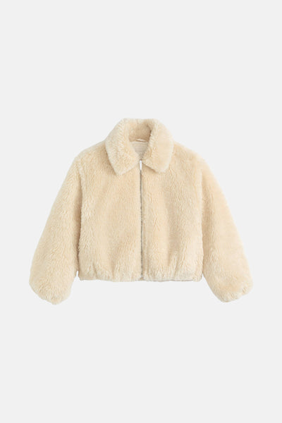 Veste courte beige en fausse fourrure de Levi's® avec fermeture éclair argentée sur fond neutre.
