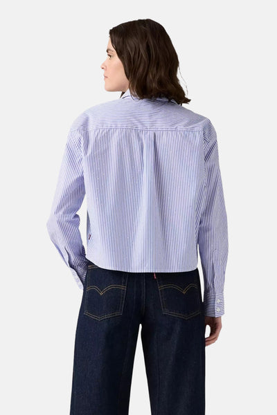 Chemise à manches longues rayée bleu et blanc de Levi's, avec détails plissés au dos et portée avec un jean.