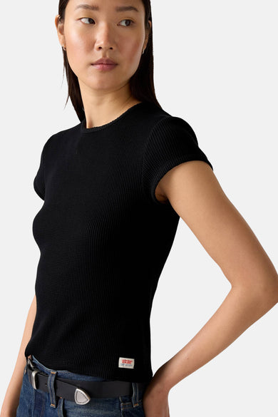 Zwart T-shirt met korte mouwen van Levi's, in ribgebreide stof, gedragen met een spijkerbroek met riem.