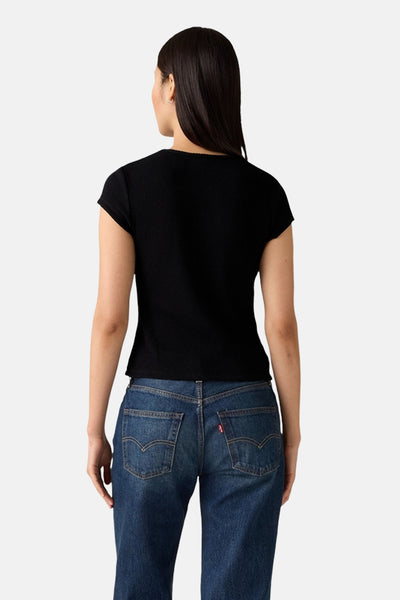 Zwart T-shirt met korte mouwen van Levi's, gedragen met een spijkerbroek met hoge taille, achtergezicht.
