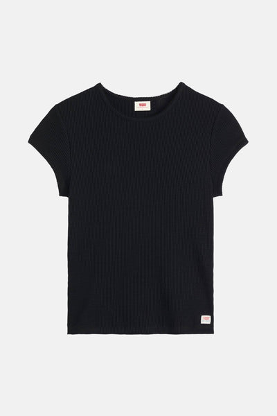 T-shirt noir à manches courtes de Levi's, en maille côtelée avec étiquette logo rouge visible.
