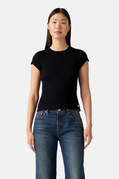 Zwarte geribbelde T-shirt van Levi's®, gedragen met een blauwe jeans met hoge taille.
