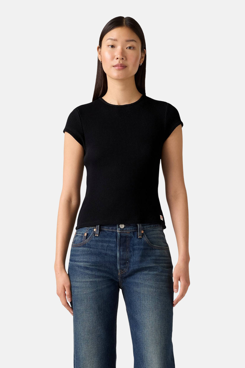 Zwarte geribbelde T-shirt van Levi's®, gedragen met een blauwe jeans met hoge taille.