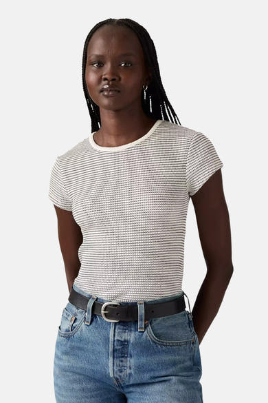 Multikleurig T-shirt met korte mouwen van Levi's, met een horizontaal strepenpatroon en gedragen met een blauwe spijkerbroek.
