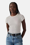 Multikleurig T-shirt met korte mouwen van Levi's, met een horizontaal strepenpatroon en gedragen met een blauwe spijkerbroek.