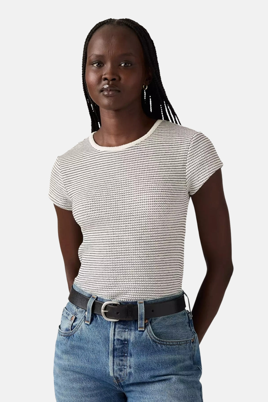 Multikleurig T-shirt met korte mouwen van Levi's, met een horizontaal strepenpatroon en gedragen met een blauwe spijkerbroek.