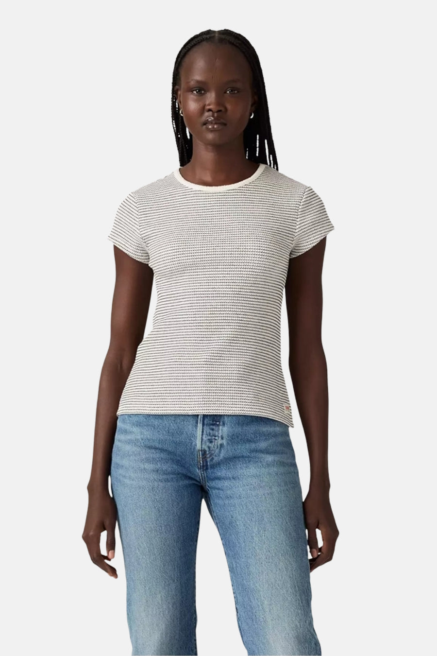 Multikleurig T-shirt met korte mouwen van Levi's, met horizontaal strepenpatroon, gedragen met een blauwe spijkerbroek.