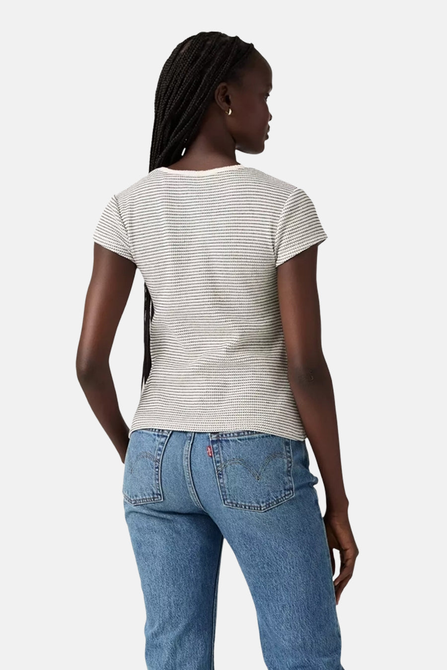 T-shirt multicolore à manches courtes de Levi's, avec un motif rayé horizontal et porté avec un jean bleu.