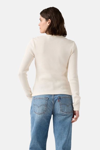 Wit T-shirt met lange mouwen van Levi's, met geribbelde textuur, gedragen met een blauwe jeans.