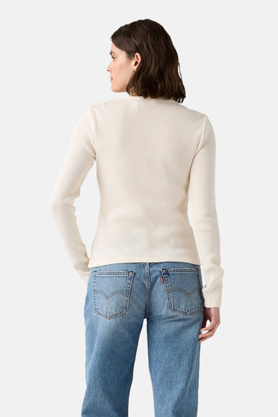 Wit T-shirt met lange mouwen van Levi's, met geribbelde textuur, gedragen met een blauwe jeans.