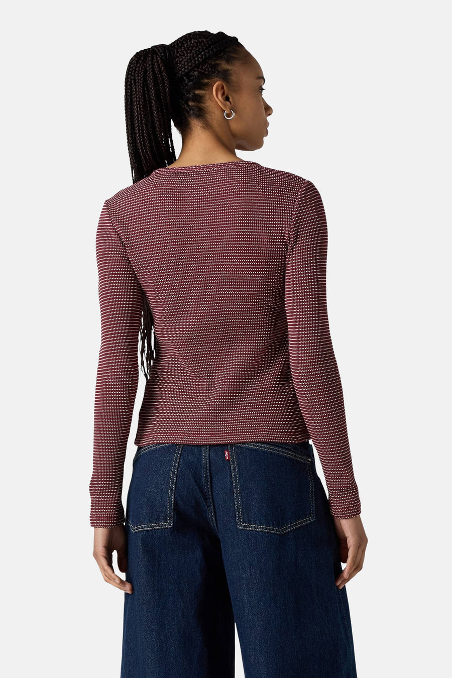 Bordeaux T-shirt met lange mouwen van Levi's, met textuurpatroon, gedragen met een wijde donkerblauwe spijkerbroek.
