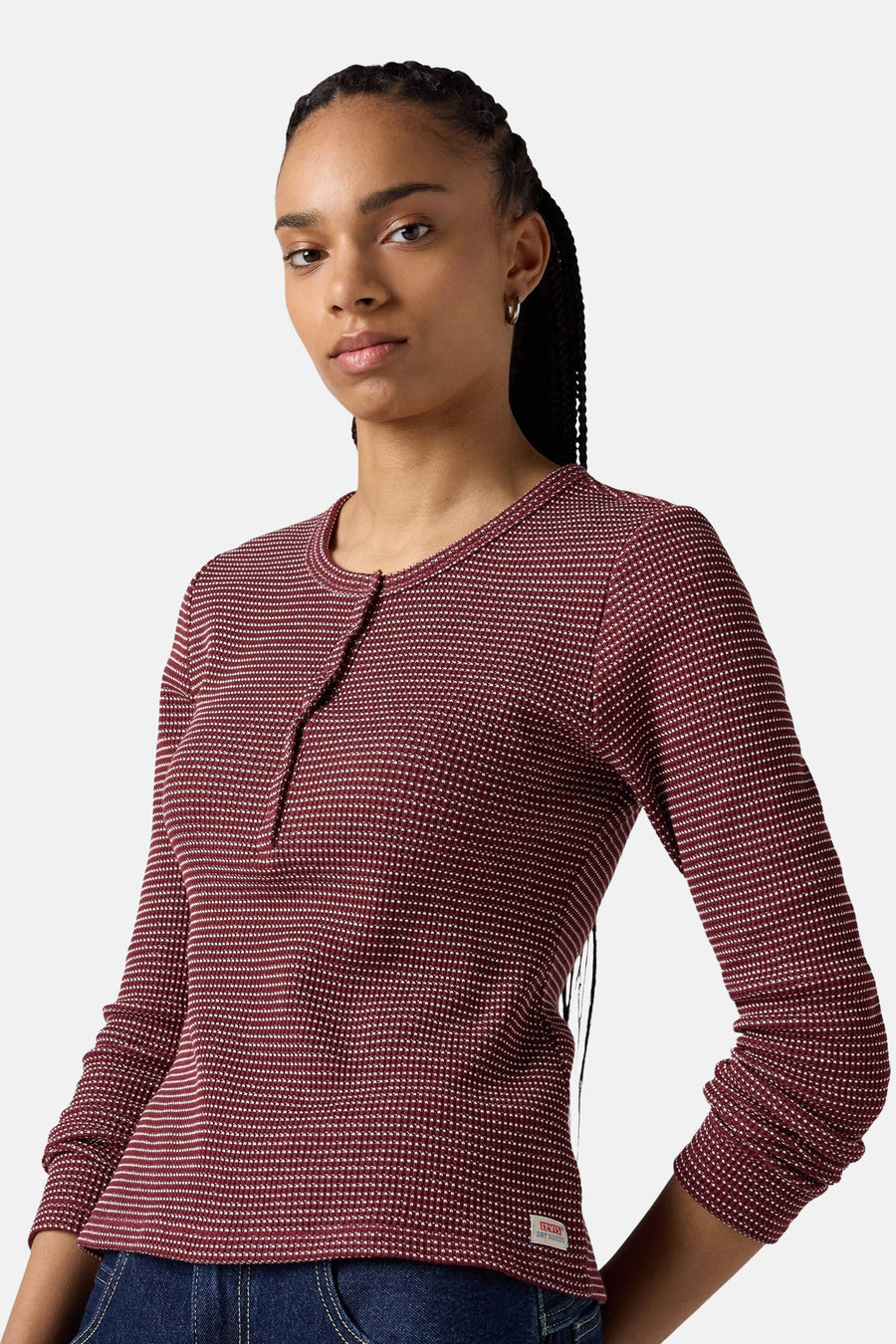 Bordeaux T-shirt met lange mouwen van Levi's®, met textuurpatroon, gedragen met een donkerblauwe jeans.