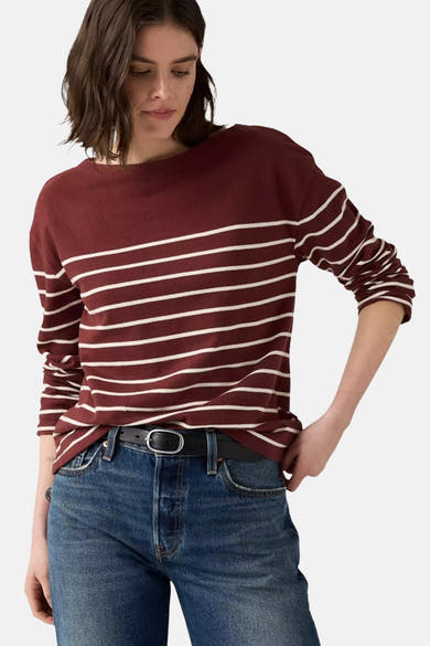 Bordeaux gestreept T-shirt van Levi's®, gedragen met een high-waisted spijkerbroek, achterzicht.