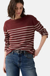 Bordeaux gestreept T-shirt van Levi's®, gedragen met een high-waisted spijkerbroek, achterzicht.