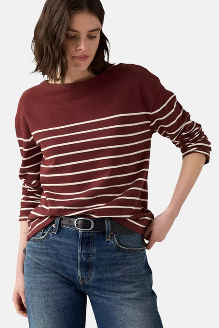 Bordeaux gestreept T-shirt van Levi's®, gedragen met een high-waisted spijkerbroek, achterzicht.