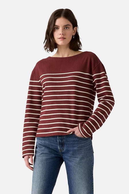 Bordeaux gestreept T-shirt van Levi's®, gedragen met een blauwe jeans.