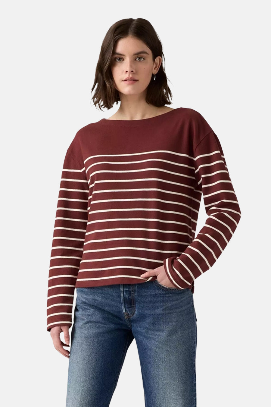 Bordeaux gestreept T-shirt van Levi's®, gedragen met een blauwe jeans.