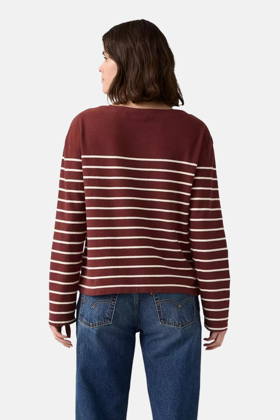 Pull bordeaux à rayures blanches de Levi's®, porté avec un jean bleu taille haute, vue de dos.
