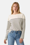 Wit T-shirt met lange mouwen van Levi's® met zwart strepenpatroon, gedragen met een blauwe jeans.