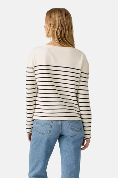 T-shirt à manches longues blanc by Levi's® avec motif rayé noir, porté avec un jean bleu.