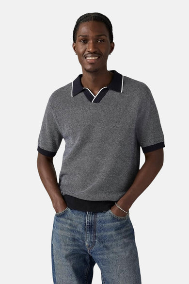 Zwart poloshirt met korte mouwen van Levi's, met contrasterende kraag en boorden, gedragen met een casual spijkerbroek.