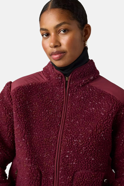 Korte bordeauxrode jas van Levi's® in getextureerde bouclé, met ritssluiting en effen inzetstukken op de schouders.