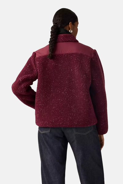Korte bordeauxrode jas van Levi's, met een gladde inzet en getextureerde details, van achteren gezien.