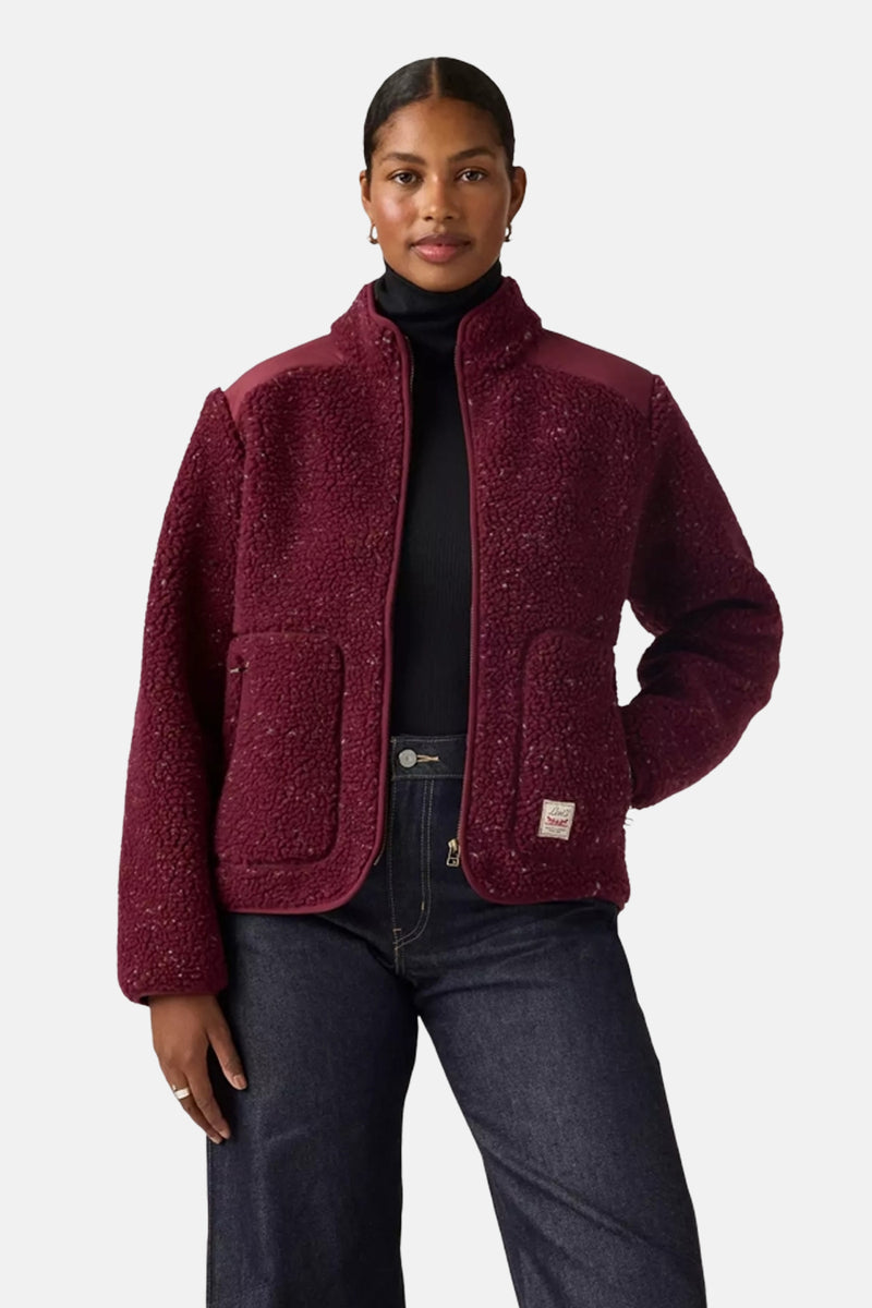 Korte bordeauxrode jas van Levi's® met een getextureerde, bouclé-look, een opstaande kraag en contrasterende afwerkingen.