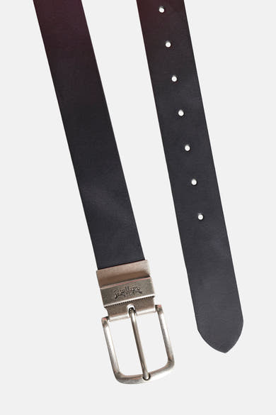 Zwarte riem van Levi's® Accessories met een zilverkleurige metalen gesp.