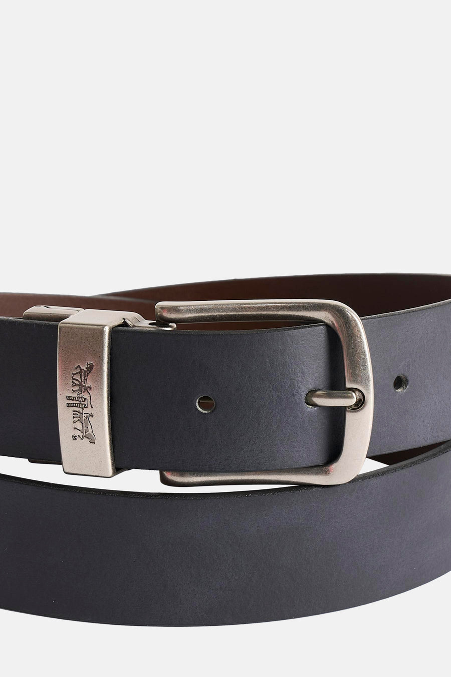 Zwarte riem van Levi's Accessories met een zilverkleurige metalen gesp en stikseldetails.